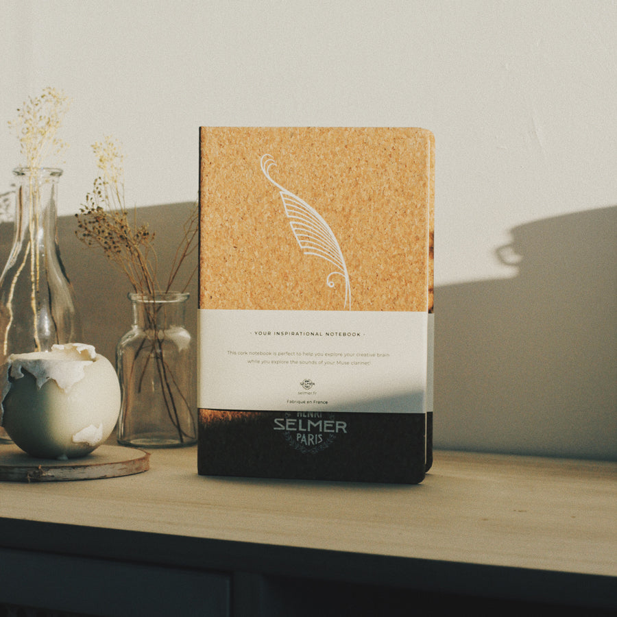 Libreta de corcho con líneas en las páginas con la cubierta personalizada con tu logotipo