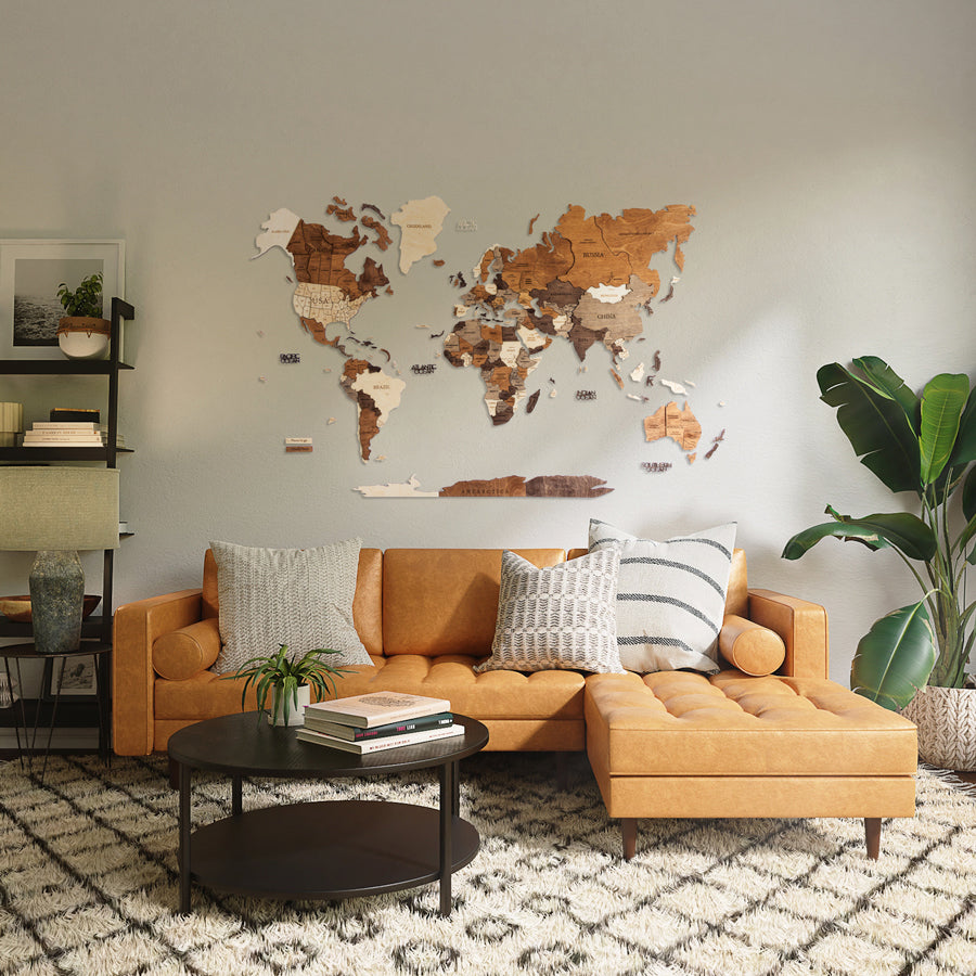 Sala de estar con sofá naranja y mapamundi de colores de madera 3d